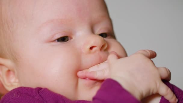 Bebê menina dedo chupando boca — Vídeo de Stock