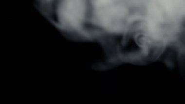 Siyah arka plan kadar yangın dumanı