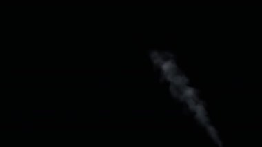 Siyah arka plan tabandan yangın dumanı