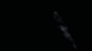 Siyah arka plan tabandan yangın dumanı