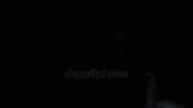 Siyah arka plan tabandan yangın dumanı