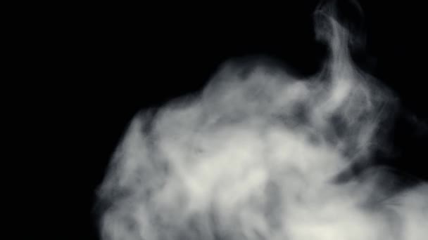Φωτιά καπνός από επάνω μαύρο φόντο — Αρχείο Βίντεο