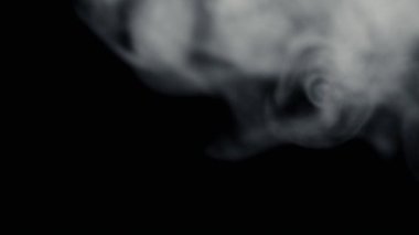 Siyah arka plan kadar yangın dumanı