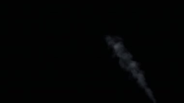 Siyah arka plan tabandan yangın dumanı