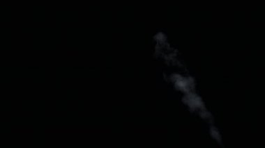 Siyah arka plan tabandan yangın dumanı