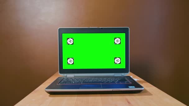 Cámara Pan a la computadora portátil con pantalla verde — Vídeos de Stock