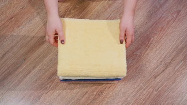 Женская рука берет полотенце — стоковое видео
