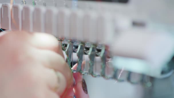 Mãos colocando tricô na agulha — Vídeo de Stock