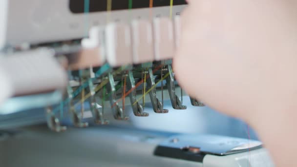 Mains Mettre du tricot dans l'aiguille 