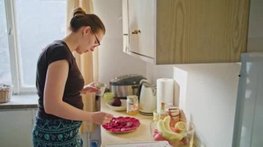 Kadın mutfakta sağlıklı gıda hazırlama