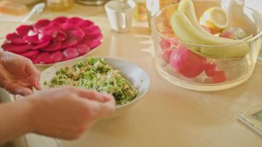Eller kadın karıştırma kaşık salatası