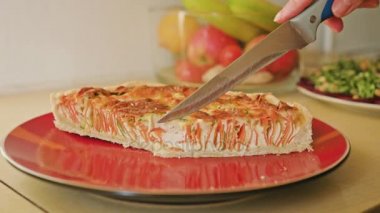 Kadının elleri pasta kesme