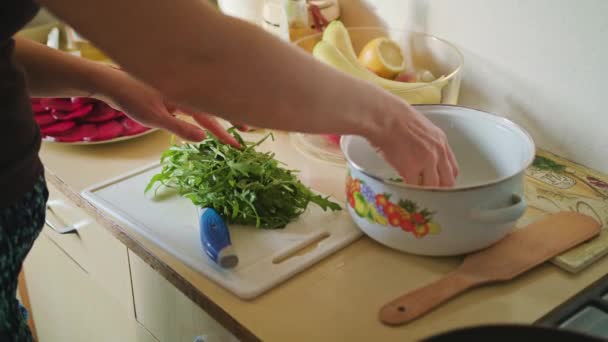 Zet op de Board rucola salade — Stockvideo