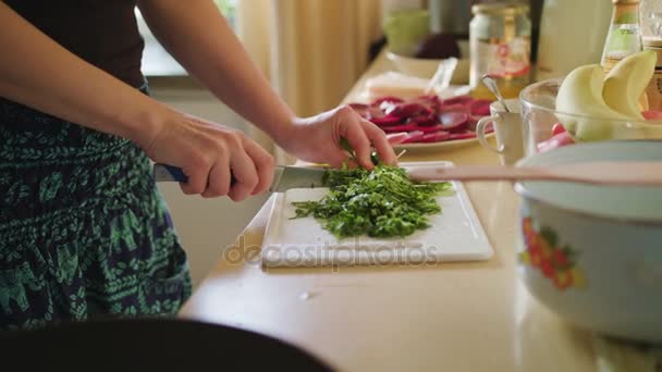 女人削减芝麻菜沙拉 — 图库视频影像