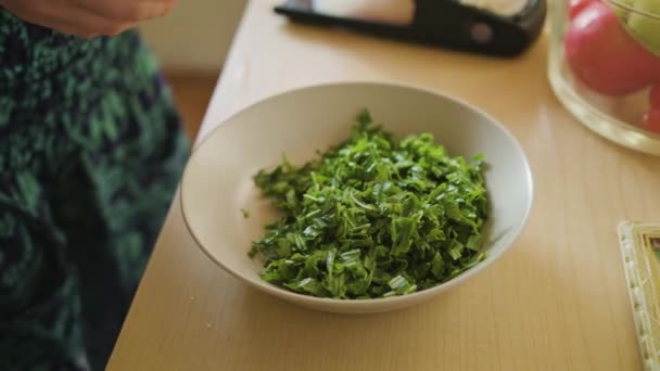 Vrouw hagelslag kaas op salade — Stockvideo