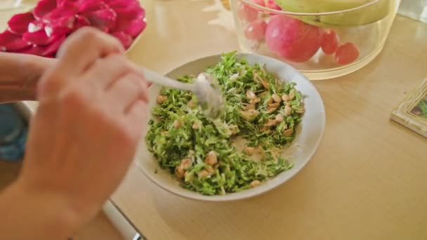 女人的手用勺子搅拌沙拉 — 图库视频影像