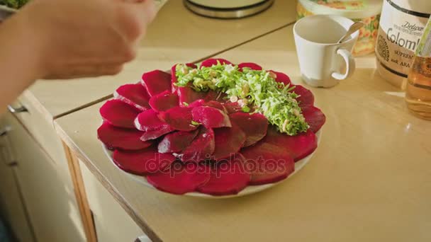 Mujer preparando comida saludable en la cocina — Vídeos de Stock