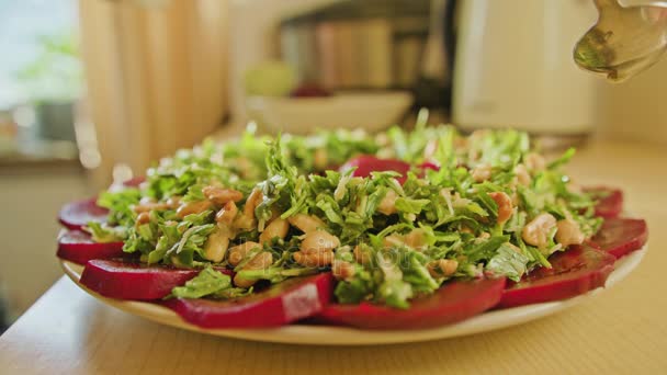 Femme Préparer des aliments sains dans la cuisine — Video