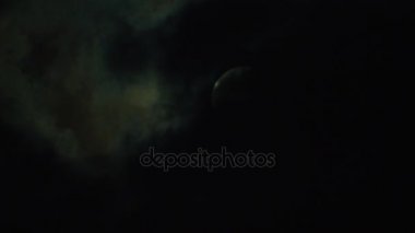Bulutların arkasında moon