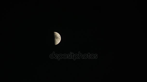 Luna detrás del cielo nocturno — Vídeo de stock