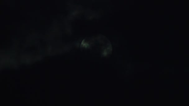 Mond hinter Wolken — Stockvideo