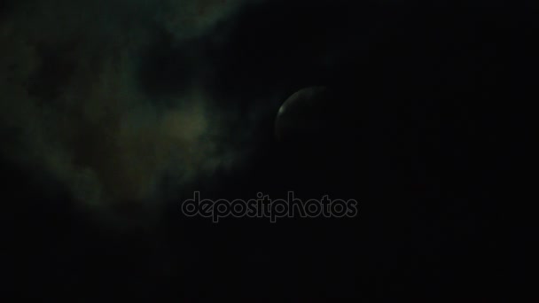 Lune derrière les nuages 