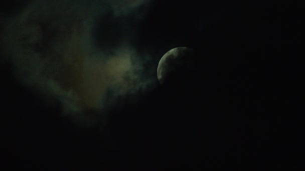 Maan achter de wolken — Stockvideo