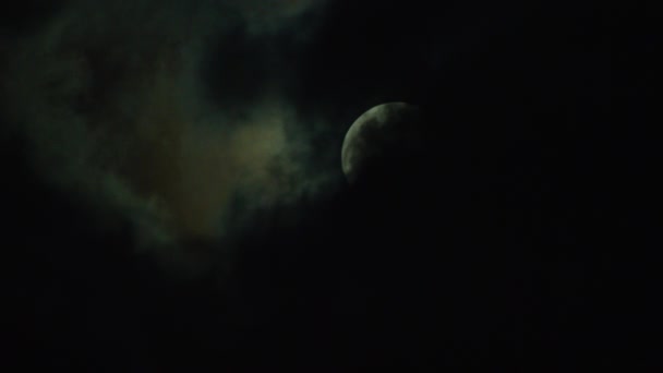 Lune derrière les nuages 