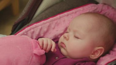 Huzurlu bebek araba koltuğuna uyku