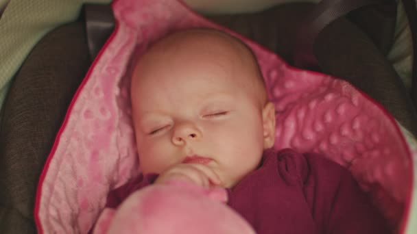 Bebê tranquilo dormindo em um assento de carro — Vídeo de Stock