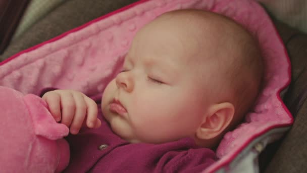Ήρεμο μωρό που κοιμάται σε ένα κάθισμα αυτοκινήτων — Αρχείο Βίντεο