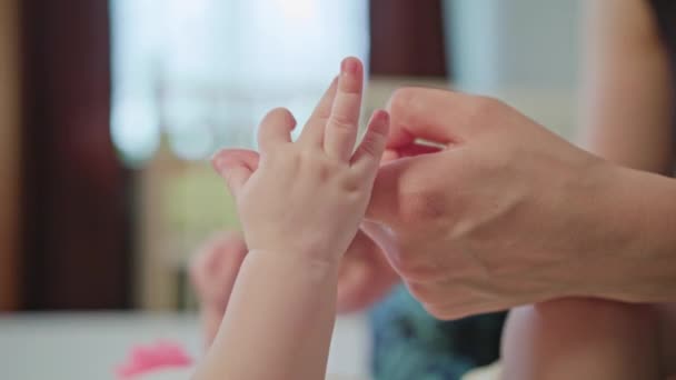 Babys małą dłoń jest przytrzymanie palca matek — Wideo stockowe