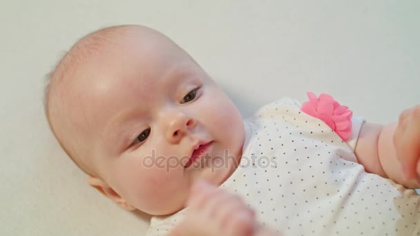 Bebé es agarre madres manos — Vídeo de stock