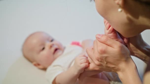 Mère baisers Babys pieds — Video