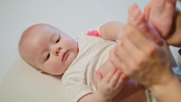 Moeder kussen Babys voeten — Stockvideo