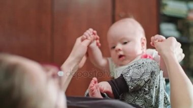 Dik otur anne yardım bebek
