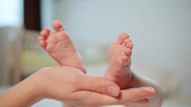 Yenidoğan bebek ayaklar okşayarak anneler el