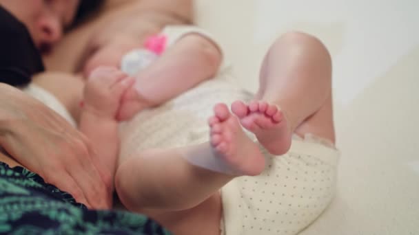 Pés de Aleitamento de Bebê Recém-nascido em Foco — Vídeo de Stock