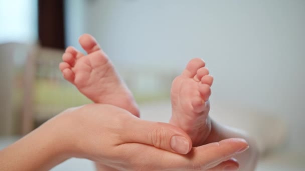 Madres mano acariciando recién nacidos bebé pies — Vídeos de Stock