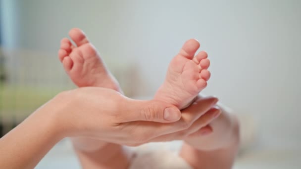 Madres mano acariciando recién nacidos bebé pies — Vídeo de stock