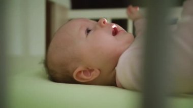 Küçük bebek ağlıyor.