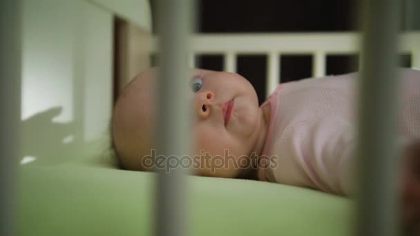 Huilende kleine baby — Stockvideo
