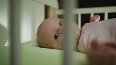 Küçük bebek beşik görüntüleri çekimde yatıyor