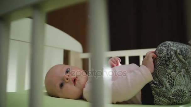 Zblízka kojenecká Baby snášky v postýlce pohybu — Stock video