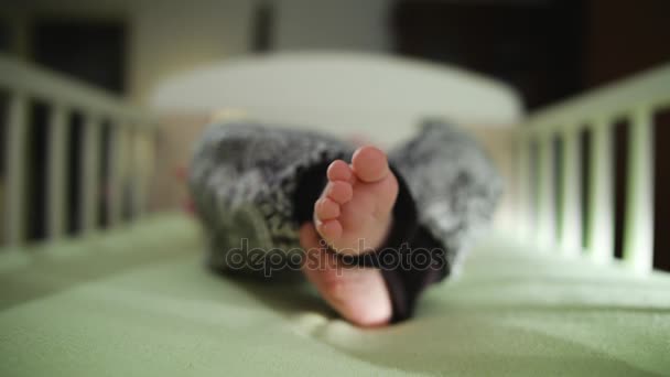 パンツ ベッドの揺れで赤ちゃん足 — ストック動画