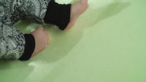 Babys voeten in broek schudden in Bed — Stockvideo