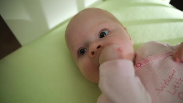 Adorável bebê chupa seu dedo close-up — Vídeo de Stock