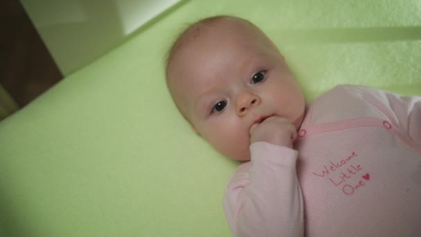 赤ちゃん吸う彼女の指のクローズ アップ — ストック動画