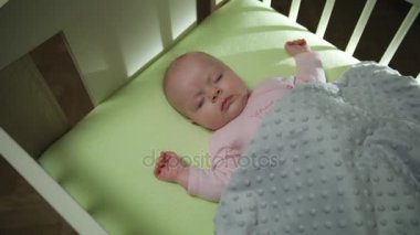 Üst yan görünüm, uyuyan bebek dolly atış yakın çekim