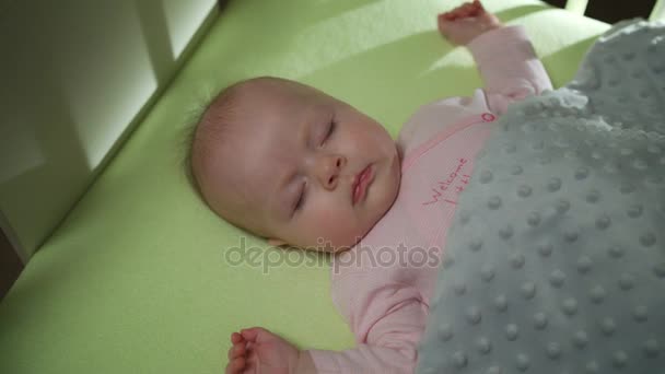 Vista lateral superior de la muñeca del bebé recién nacido dormido disparado de cerca — Vídeo de stock
